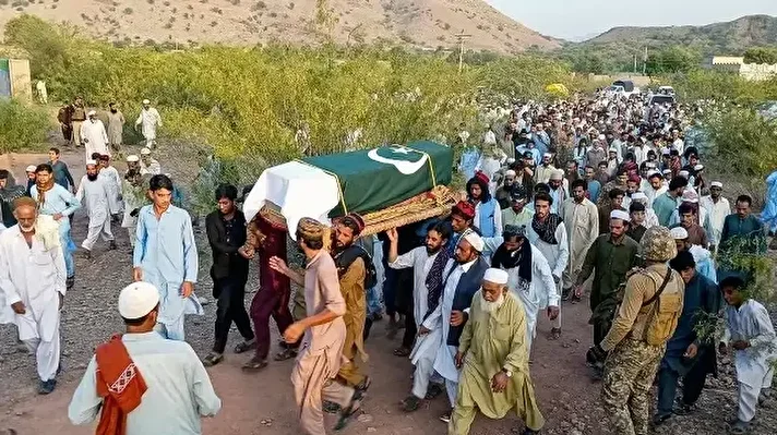 <p style="text-align: right;">خیبر پختونخواہ کے ضلع کوہاٹ میں سرحدی جھڑپوں کے دوران ہلاک ہونے والے ایک نیم فوجی اہلکار کے تابوت کو مقامی شہری اٹھا رہے ہیں۔ </p><p><br></p>