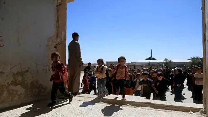 <p>تركة الأسد.. تلاميذ بإدلب يرتادون مدارس بلا أبواب أو نوافذ</p><p><br></p>