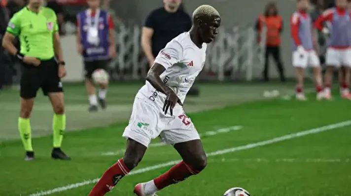 <p>Antalyaspor'un Gaziantep'e 3-2 yenildiği karşılaşmada Süper Lig'de ilk kez forma giyen Bachir Gueye, attığı iki golle dikkatleri üzerine çekti.</p>