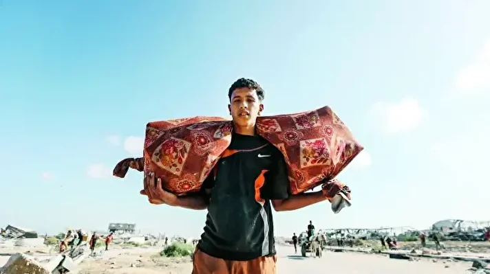 <h2>İnsanlığın yükü</h2><p>Gazze Şehri’nin tozlu sokaklarında, çocuklar ve yetişkinler, İsrail terörü sonucu&nbsp;ölümle burun buruna, açlıkla savaşırken yardım dağıtım noktalarına ulaşıyorlar. Gözlerinde yorgunluk, ellerinde umut taşıyan bu insanlar, hayatın en temel hakkı olan yiyeceğe ulaşabilmek için yaşamlarını tehlikeye atıyorlar. İnsanlığın sessiz çığlığı, dayanışma ve merhametin sınandığı bu topraklarda yankılanıyor. <strong>(AA-Moiz Salhi)</strong></p>