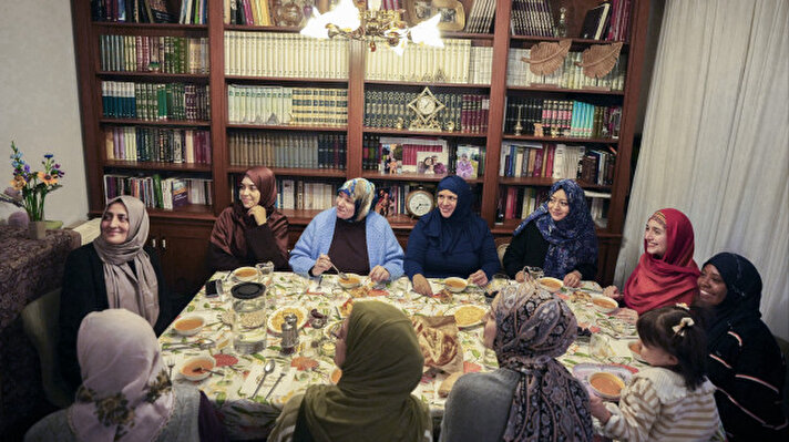 <p>سائحات من إسبانيا وأمريكا الجنوبية يجتمعن حول مائدة إفطار تركية</p><p><br></p>