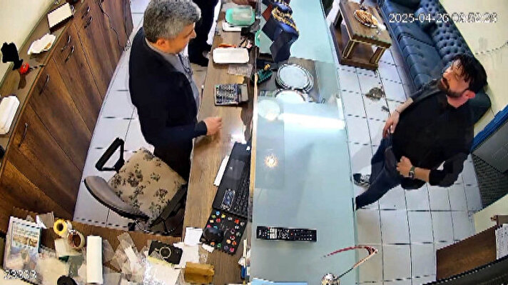<p>Bu şekilde atölye sahiplerinin güvenini kazanan Ökkeş B., en son atölyelerden topladığı altınlarla ortadan kayboldu. Ökkeş B.'nin altınlarla kaçtığı haberi kısa sürede diğer kuyumcular tarafından da duyuldu ve 10 kuyumcu emniyete giderek şikayetçi oldu. Şikayetler üzerine polis, Ökkeş B.'yi yakalamak için çalışma başlattı.</p>