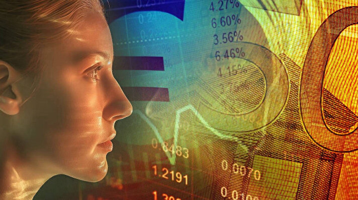 <p>Alışverişten kamu ödemelerine kadar pek çok finansal işlem çok yakında kökten değişecek. Dünyanın her geçen gün dijitalleşmesiyle beraber nakit paralar için de düğmeye basılmak üzere. Öyle ki; Avrupa Merkez Bankası, 2025’in ilk aylarında gerekli yasal düzenlemelerin tamamlanmasıyla dijital para birimini hayata geçirmeyi planlıyor. Nakit paraya benzer güvenlik ve erişim kolaylığı vadeden bu sistem, bireylerin doğrudan merkez bankasıyla ilişkili dijital cüzdanlar kullanmasını sağlayacak.</p>
