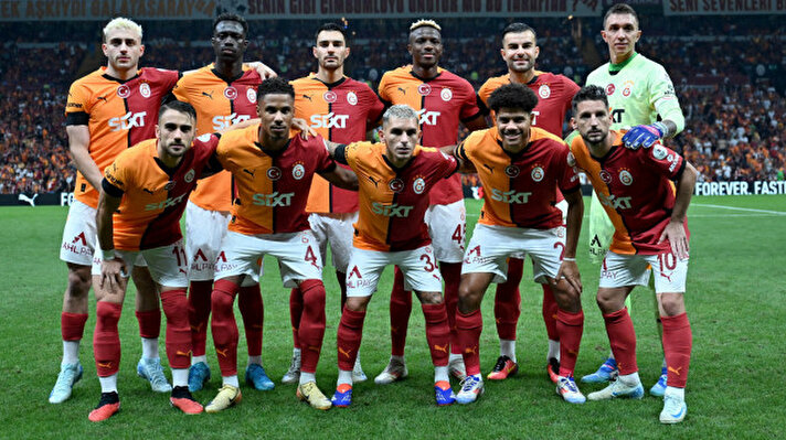 <p>Gelecek sezon ülkemizi Şampiyonlar Ligi'nde temsil edecek olan Galatasaray, UEFA kuralları gereği altyapıdan ve Türkiye'den yetişmiş olan futbolcuları listeye eklemek zorunda. Bu oyuncular eklenemediği sürece listedeki futbolcu sayısı sınırlı kalıyor.</p>