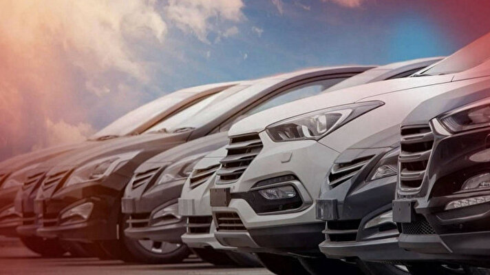 <p>Türkiye otomotiv pazarı 2025’e hızlı bir giriş yaptı. Mart ayında kırılan rekorun ardından nisan ayı da tüm zamanların en yüksek ikinci satış verisiyle tamamlandı. Otomobil Distribütörleri ve Mobilite Derneği (ODMD) verilerine göre, nisan ayında otomobil ve hafif ticari araç satışları geçen yılın aynı dönemine göre yüzde 38.8 artarak 105.352 adet oldu. Peki en çok satan araba markaları ve modelleri hangisi oldu? İşte detaylar.</p>