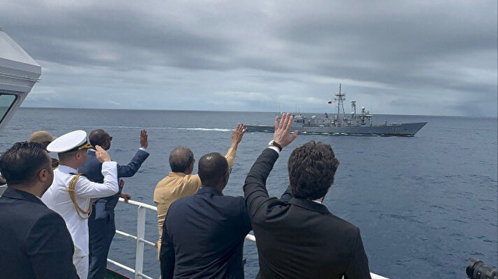 <p>Oruç Reis sismik araştırma gemimize faaliyetleri esnasında TCG GÖKSU ve TCG GİRESUN fırkateynlerimiz, refakat ve koruma görevi icra ediyor." ifadelerine yer verildi.</p>