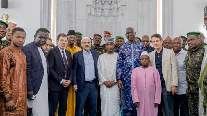 <p>M. Nuri Albayrak et le Dr Nurettin Canikli, vice-présidents du conseil d’administration, accompagnés du Dr Yunus Yilmaz, directeur général du groupe Albayrak,avec le ministre guinéen de la Défense nationale, Aboubacar Sidiki Camara.</p>