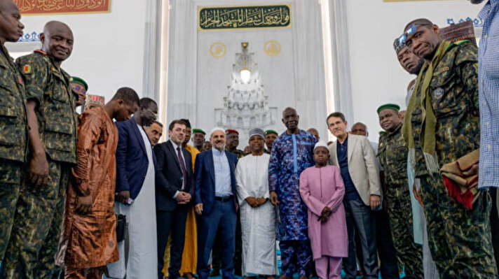 <p>Albayrak Grubu Yönetim Kurulu Başkan Vekili Nuri Albayrak, Albayrak Grubu Yönetim Kurulu Başkan Yardımcısı Nurettin Canikli ile Albayrak İnşaat Genel Müdürü Dr. Yunus Yılmaz, Gine Ulusal Savunma Bakanı Aboubacar Sidiki Camara ile birlikte.</p>