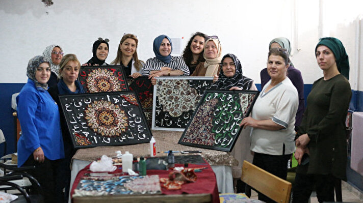 <p>بحروف عربية.. نساء تركيات يحولن السجاد الرث إلى لوحات فنية</p><p><br></p>