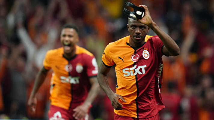 <p>Galatasaray'a transferi yılan hikayesine dönen Victor Osimhen, Napoli kulübü ile sorunlar yaşıyor. Sarı Kırmızılı takımda kariyerine devam etmek isteyen Nijeryalı golcü, İtalyan ekibinin isteklerine karşılık vermiyor.</p>