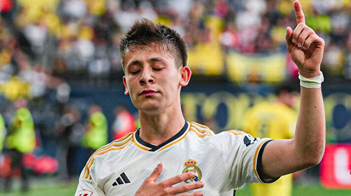 <p>Milli futbolcumuz Arda Güler, Real Madrid'in efsane ismi Luka Modric ile vedalaştı. Madrid'den ayrılan Modric, tesislerden çıkmadan önce Arda Güler ile bir araya geldi.</p>