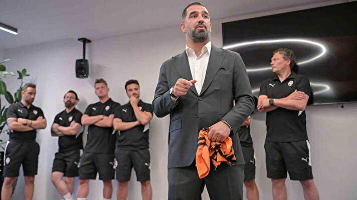 <p>Ukrayna'nın köklü takımlarından Shaktar'ın teknik direktörü olan Arda Turan, ilk resmi maçında Finlandiya temsilcisi Ilves'i 6-0 yenerek müthiş bir başlangıca imza attı.</p>