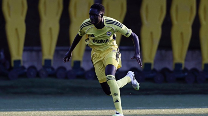 <p>Fenerbahçe, yeni sezon öncesindeki ilk hazırlık maçında Karagümrük ile karşılaştı. Sahadan 2-2'lik eşitlikle ayrılan sarı lacivertlilerde yeni transfer merak uyandırdı.</p>