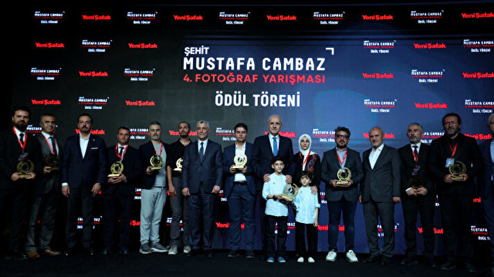 <p>Ödül törenine TBMM Başkanı Numan Kurtulmuş, Ticaret Bakanı Ömer Bolat, AK Parti Genel Başkan Yardımcısı Kürşad Zorlu, Ulaştırma ve Altyapı Bakanı eski bakanı Mehmet Cahit Turhan, Albayrak Grubu yönetim kurulu üyeleri, Albayrak Grubu yöneticileri, Yeni Şafak Gazetesi yazarları ve çok sayıda davetli katıldı.</p>
