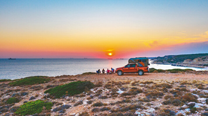 <h2>Yol Şarkıları serisi yayında</h2><p>Türkiye’nin yerli karavan üreticisi Hotomobil, 2015 yılından bu yana “Mobil Yaşam Tarzı” vizyonuyla geliştirdiği yenilikçi ürünlerle hem Türkiye’de hem de Avrupa’da mobil yaşam anlayışını yeniden tanımlamaya devam ediyor. Fonksiyonellik, konfor ve teknolojiyi bir arada sunan Hotomobil, şimdi yapay zekâ ile oluşturulan “Yol Şarkıları” adlı özel seriyle yolda geçen hayatın ritmini ve ruhunu müziğe taşıyor.&nbsp;</p>