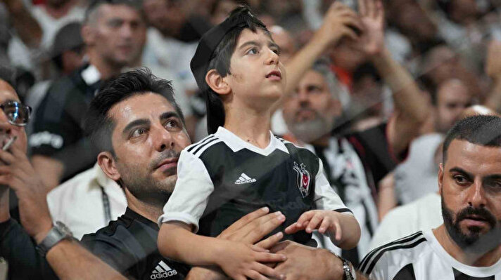 <p>Beşiktaşlı taraftarlar Shaktar Donetsk ile oynanan maçın ardından tepkililer. Sahada varlık gösteremeyen takımlarına eleştirilerde bulunan siyah beyazlılar, yeni alınan sol bek Jurasek konusunda da şüpheliler.</p>