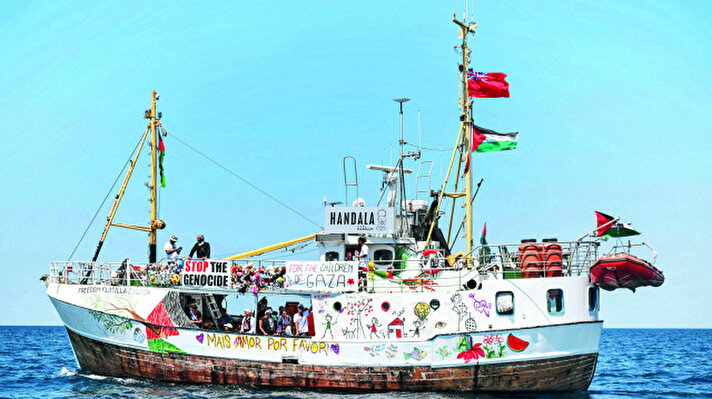 <h2>HANZALA EVİNE DÖNÜYOR</h2><p>Özgürlük Filosu Koalisyonu’nun bir parçası olan Handala gemisi İtalya’nın Gallipoli Limanı’ndan Gazze’ye doğru yelken açtı. Ünlü sanatçı Naci El Ali’nin Filistinli mülteci bir çocuğu temsil ettiği Hanzala karakteri Filistin direnişinin sembollerinden. İsrail öldürmeye Özgürlük Filosu ise pes etmemeye kararlı. (Fotoğraf: Valeria Ferraro -AA ) </p>