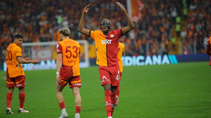 <p> Galatasaray'ın bonservisiyle kadrosuna kattığı Victor Osimhen, İstanbul'a geliyor. Yıldız oyuncu gelmeden önce sarı kırmızılıların sosyal medya hesabı bir video paylaştı. Bu videoda Galatasaray'ın kaleci transferi için müjde olarak nitelendirilen bir detay farkedildi. </p>