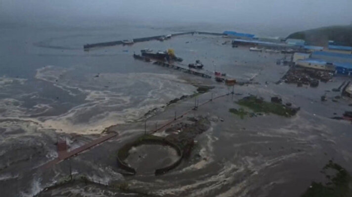 <p>Tsunami dalgaları saat kaçta nereyi vuracak?</p>