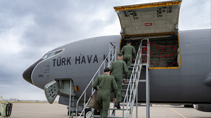 <p>تواصل طائرات التزويد بالوقود جوًا من طراز KC-135R بسلاح الجو التركي المتمركزة بقاعدة إنجرليك بولاية أضنة (جنوب)، دعم مهام المقاتلات التركية بتزويدها بالوقود أثناء التحليق على ارتفاع 26 ألف قدم، وبسرعة تصل إلى 950 كيلومترًا في الساعة.</p><p><br></p><p><br></p>