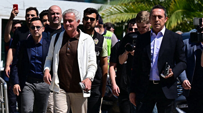 <p>Fenerbahçe'de önceki sezonda kurulan futbol yapılanmasının başındaki isimlerden olan Mario Branco, Benfica'nın futbol direktörü oluyor. Portekiz basınının geçtiği habere göre Benfica önümüzdeki günlerde deneyimli isimle sözleşme imzalayacak.</p>