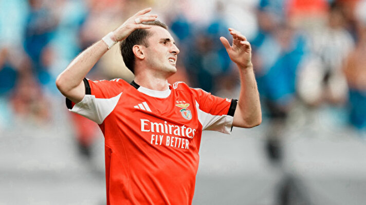 <p>Benfica ile Fenerbahçe, Kerem Aktürkoğlu transferi için el sıkışmıştı. Sarı Lacivertliler, milli futbolcuyu Feyenoord maçlarında oynatmak istemiş ancak Portekizliler, Fenerbahçe ile eşleşme ihtimali sebebiyle buna izin vermemişti.</p>