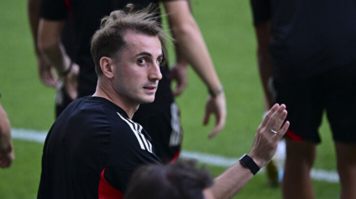 <p>Fenerbahçe'nin yaklaşık 1 aydır transferini bitirmeye çalıştığı Kerem Aktürkoğlu, yarın Kadıköy'de Benfica formasıyla çimlere çıkacak.</p>