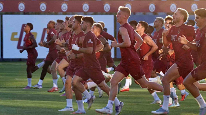 <p>Süper Lig'de ikide iki yapan Galatasaray'da ayrılıklar art arda geliyor. Önceki günlerde Frankowski'yi Rennes'e gönderen sarı kırmızılılar üç isimle daha vedalaştı.</p>