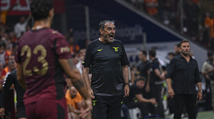 <p>Lazio Teknik Direktörü Sarri, Galatasaray ile oynadıkları maç esnasında zeminin bazı noktalarında sorun olduğunu oyuncularına aktarırken Okan Buruk'u da konuyla ilgili olarak uyardı.</p>
