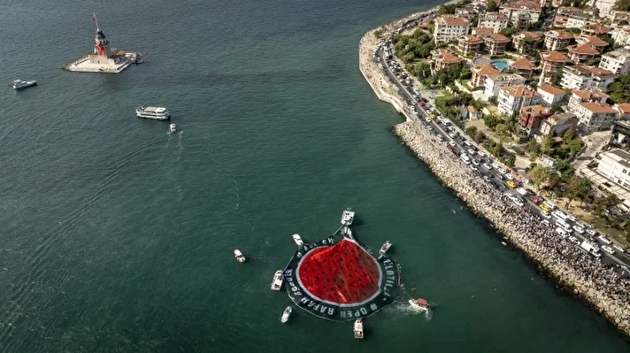 <p>İstanbul Boğazı’nda “Gazze’yi Selamlıyorum” etkinliği kapsamında tekneler bir araya geldi. Denizde düzenlenen etkinlik, dünyadaki en büyük Gazze destek eylemlerinden biri olarak kayıtlara geçti..</p>