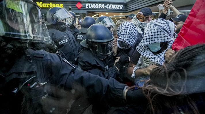 <p>La police allemande n'hésite pas utiliser la violence pour faire taire les critiques envers la politiques allemande concernant le génocide à Gaza. </p>