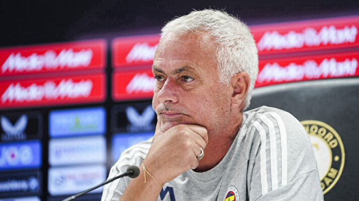 <p>Fenerbahçe Teknik Direktörü Jose Mourinho, transfer listesindeki birçok oyuncuyla görüşme gerçekleştirdi. Sarı Lacivertli yönetim bu isimlerden Evann Guessand için uzun süredir girişimlerini sürdürüyordu. Ancak yıldız oyuncu önemli bir bonservis bedeline Premier Lig'e gitmeyi tercih etti.</p>