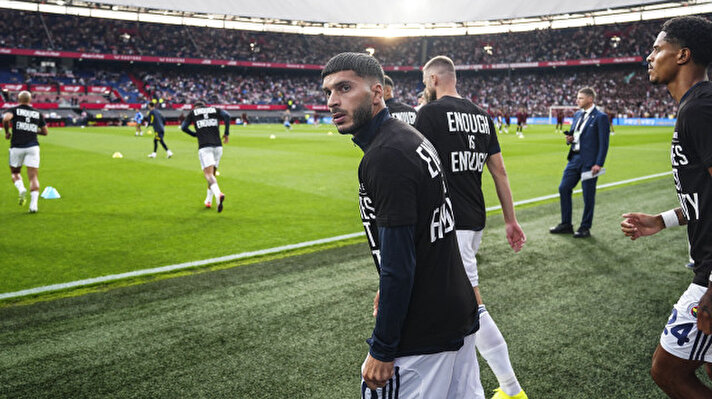 <p>Temsilcimiz Fenerbahçe, Feyenoord ile Şampiyonlar Ligi 3. Ön Eleme Turu maçında Feyenoord ile karşılaşıyor. Hollanda'da oynanan karşılaşma öncesinde tribünde gergin anlar yaşandı.</p>