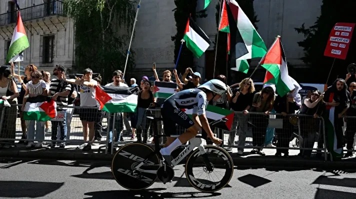 <p>La Vuelta'nın 18. etabına ev sahipliği yapan, ülkenin kuzeyindeki Valladolid'de normalde 27,5 kilometre olan "zamana karşı bireysel yarışların" olduğu parkur, İsrail karşıtı eylemler nedeniyle güvenlik gerekçesiyle son anda 12 kilometreye indirildi.</p><p><br></p><p>İsrail Başbakanı Binyamin Netanyahu'nun yakın arkadaşı olarak bilinen Sylvan Adams'ın sahibi olduğu "Israel-Premier-Tech"adlı İsrail takımının La Vuelta'da olmasını protesto eden İspanyollar, 27 Ağustos'tan bu yana İspanya'daki tüm etaplarda yaptıkları gösterileri bugün de sürdürdü.</p>