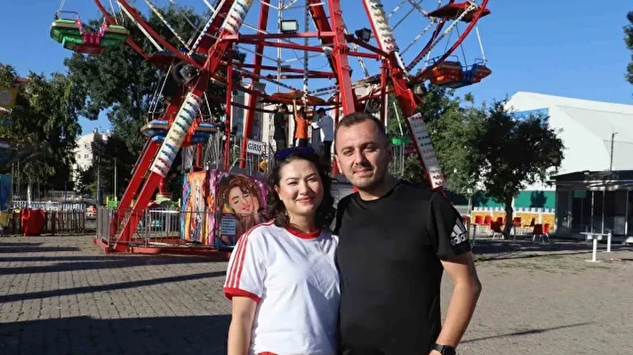 <p>7 yıllık evliliklerinde çocuk sahibi olamayan çift, özel günlerini aralarında yetim ve öksüzlerinde de bulunduğu yaklaşık 100 çocukla birlikte lunaparkta geçirdi. Her yıl birbirlerine pahalı hediyeler alarak evlilik yıl dönümlerini kutlayan çift, bu kez organizasyonlarını tamamen çocuklara göre planladı.</p>