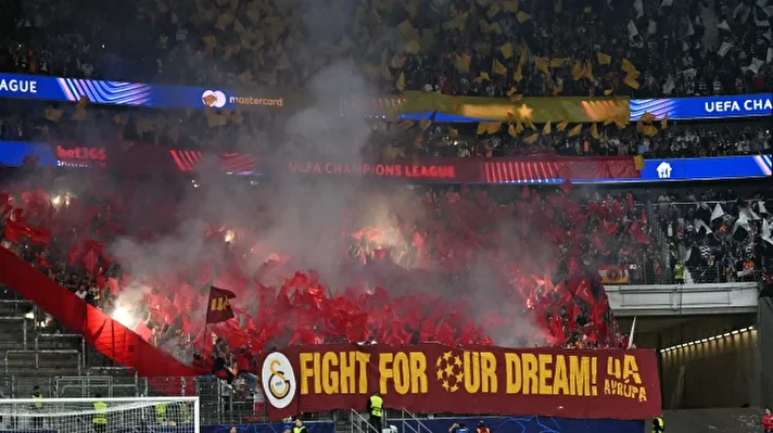 <p>Galatasaraylı taraftarlar, Almanya'da alınan 5-1'lik mağlubiyet sonrasında teknik heyete tepki gösteriyor. </p>