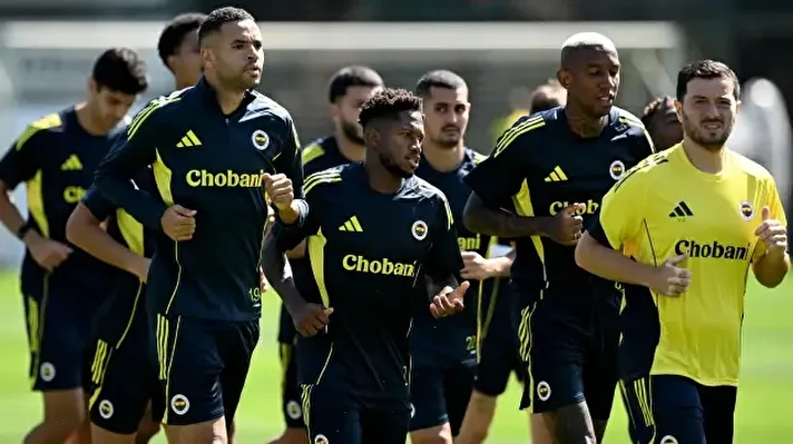 <p>Fenerbahçe, Süper Lig'de yeni sezonda lider Galatasaray'ın 6 puan gerisinde yer alıyor. Sarı Lacivertlilerde oynanan kötü oyun da taraftarların eleştirilerine neden oluyor.</p>