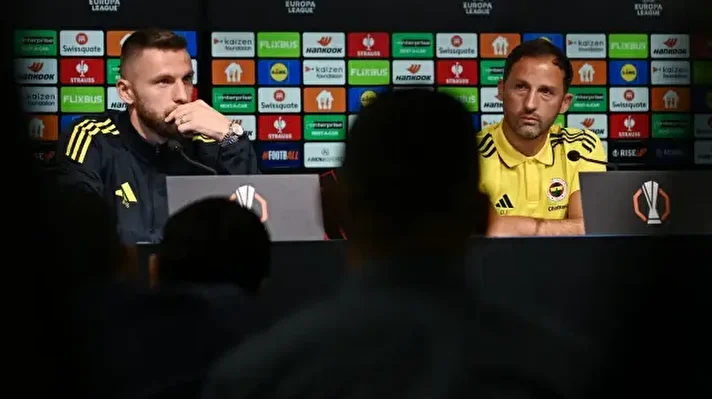 <p>Fenerbahçe'de teknik direktör Domenico Tedesco ile savunma oyuncusu Milan Skriniar, Maksimir Stadı'nda düzenlenen basın toplantısında soruları yanıtladı.</p>