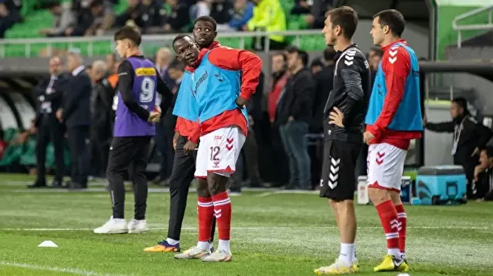 <p>Trendyol 1. Lig’de Sivasspor’un Sakaryaspor ile oynadığı maç sonrası sahadaki kural ihlali gündem oldu.</p>