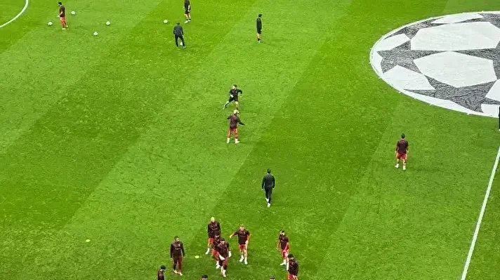 <p>Galatasaray'ın Liverpool ile oynayacağı maç öncesinde sarı kırmızılıların 11'inde yer alan futbolcular yedeklerle birlikte ısınmaya çıktı. </p>