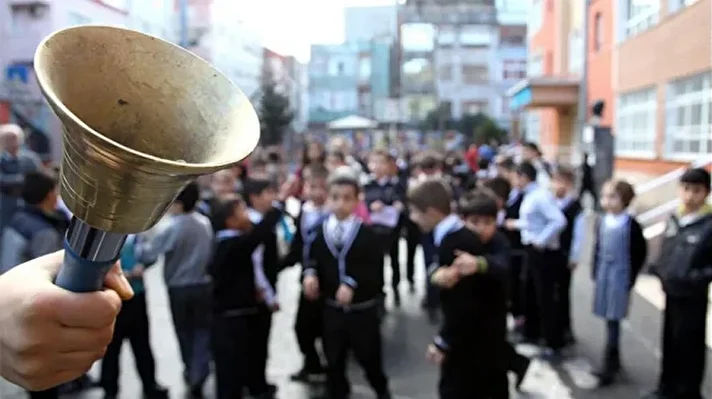 <p><strong><u>Okullar saat kaçta başlayacak? </u></strong></p>