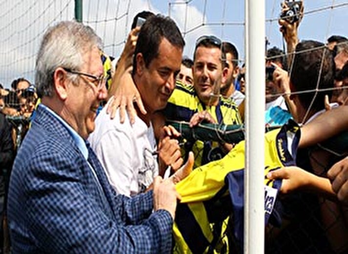 Fenerbahçe Kulübü Başkanı Aziz Yıldırım, ünlü yapımcı Acun Ilıcalı ile birlikte takımın Topuk Yaylası'ndaki kampını ziyaret etti. Fenerbahçe'nin yeni transferi ise Alper Potuk, tercihini Fenerbahçe'den yana kullandığı için çok mutlu olduğunu söyledi.