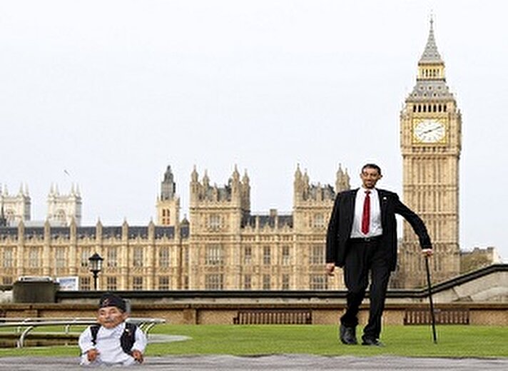 Guinness Rekorlar Kitabı'nın 60. yıl dönümü kutlamalarına katılmak için İngiltere'nin başkenti Londra'da bulunan 2 metre 51 santimetrelik boyuyla "Dünyanın en uzun boylu adamı" ünvanına sahip Sultan Kösen, 54.6 santimetrelik boyuyla "Dünyanın en kısa adamı" ünvanına sahip Chandra Bahadur Dangi ile buluştu.