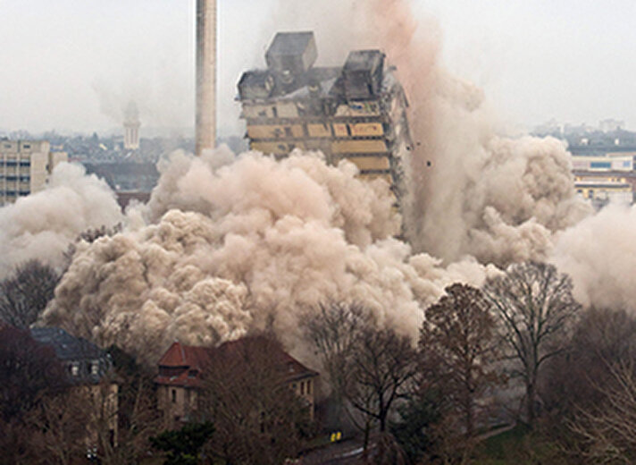 Almanya'nın Frankfurt kentinde bulunan ve Avrupa'nın en yüksek yapısı olan üniversite kulesi kontrollü şekilde yıkıldı.
