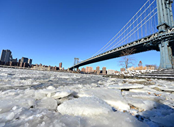 Son yılların en sert kışını yaşayan ve kar fırtınalarıyla mücadele eden ABD'de hava sıcaklığının zaman zaman eksi 30'lara kadar düşmesinin ardından New York kentinin ortasından geçen East River'ı buz kapladı.
