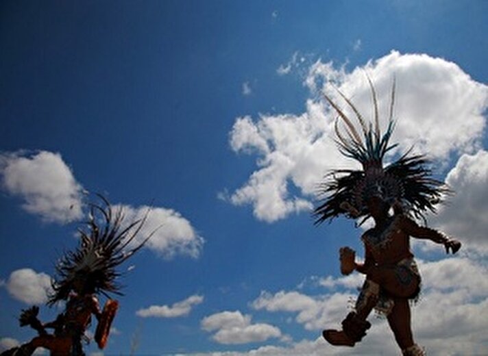 14 - 30 Kasım tarihleri arasında Veracruz'da düzenlenecek olan Orta Amerika ve Karayip Oyunları 2014 öncesi, eski İspanyol dönemine ait Teotihuacan antik kentinde tören düzenlendi. Tören sırasında yerel kıyafetli dansçılar performans sergiledi. (Manuel Velasquez )