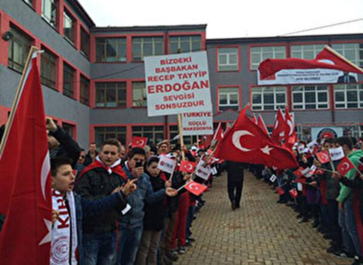 Başbakan Yardımcısı Emrullah İşler Makedonya ziyaretinin 2. gününde Kırçova'da çoşkuyla karşılandı. Açılan pankartlarla Türkiye ve Recep Tayyip Erdoğan'a sevgi gösterilerinde bulunuldu.