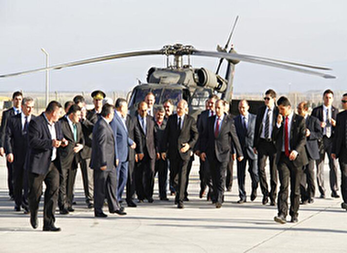 İçişleri Bakanı Efkan Ala, çeşitli temaslarda bulunmak üzere Amasya'nın Merzifon ilçesine geldi. Ala, Amasya Merzifon Havaalanı'nda protokol üyeleri tarafından karşılandı.
