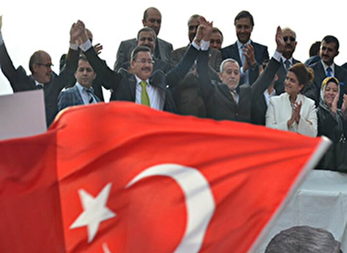 Ankara Büyükşehir Belediye Başkanı Melih Gökçek, Başbakan Recep Tayyip Erdoğan tarafından yeniden adaylığa gösterilmesinin ardından geldiği büyükşehir belediye binası önünde çalışanlar tarafından sevgi gösterileri ile karşılandı.
