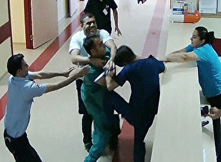 Diyarbakır Gazi Yaşargil Eğitim ve Araştırma Hastanesi Genel Cerrahi servisinde görevli Dr. Sedat D., bir hastanın yatak değişimi yüzünden tartıştığı hemşire Hüsamettin Y.’yi, 4 Eylül’de serviste çalıştığı esnada makasla saldırıp boğazından yaraladı